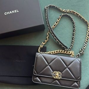 Chanel 19 Wallet on chain woc